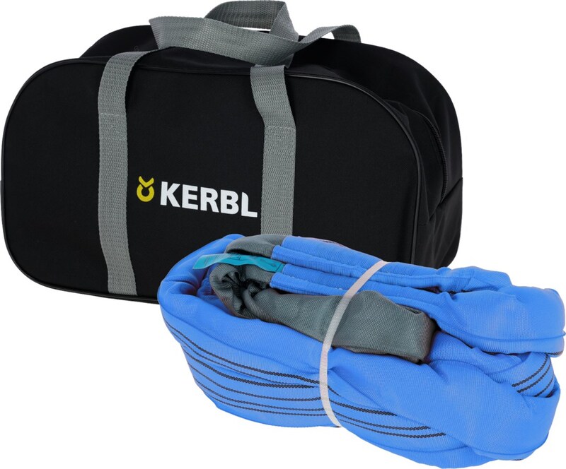 Blaue Abschleppschlinge zusammengeschnürt vor der schwarzen Transporttasche von Kerbl