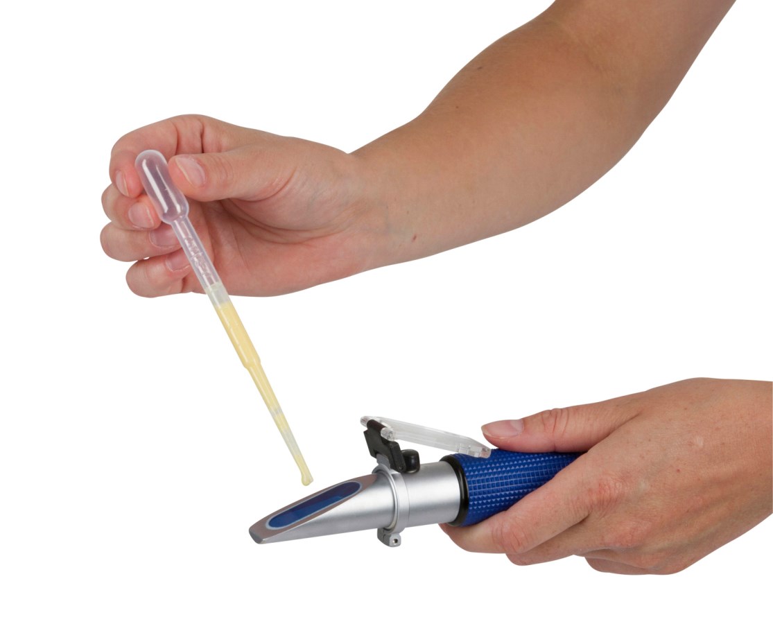 Refraktometer in der Anwendung mit einer Pipette