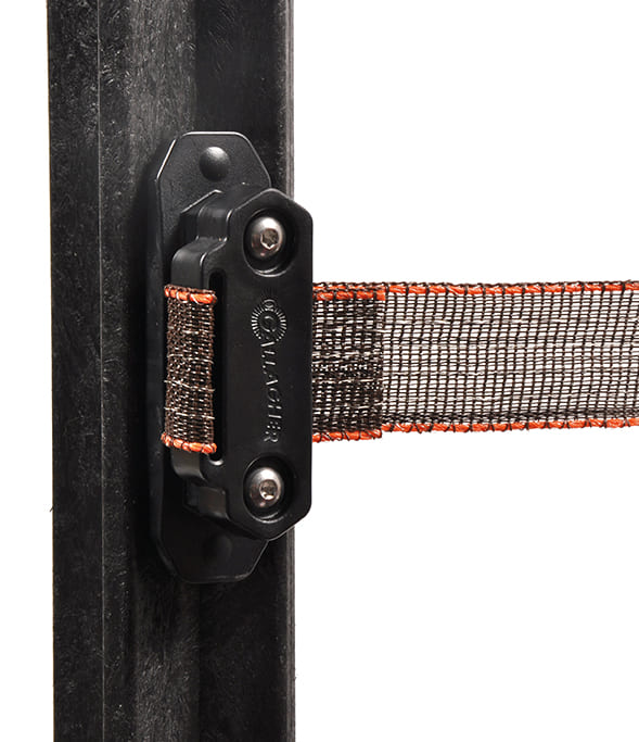 Schwarzer, montierter Eckisolator mit schwarz-orangenem Weidezaunband