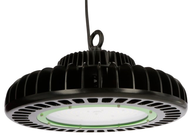 Der hängende 240 W Kerbl LED Hallenstrahler mit schwarzem Gehäuse und grünem Rahmen um die Lichtquelle