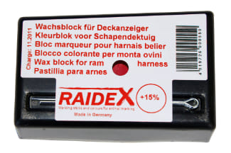 in schwarz Verpackung eingepackter roter Farbblock