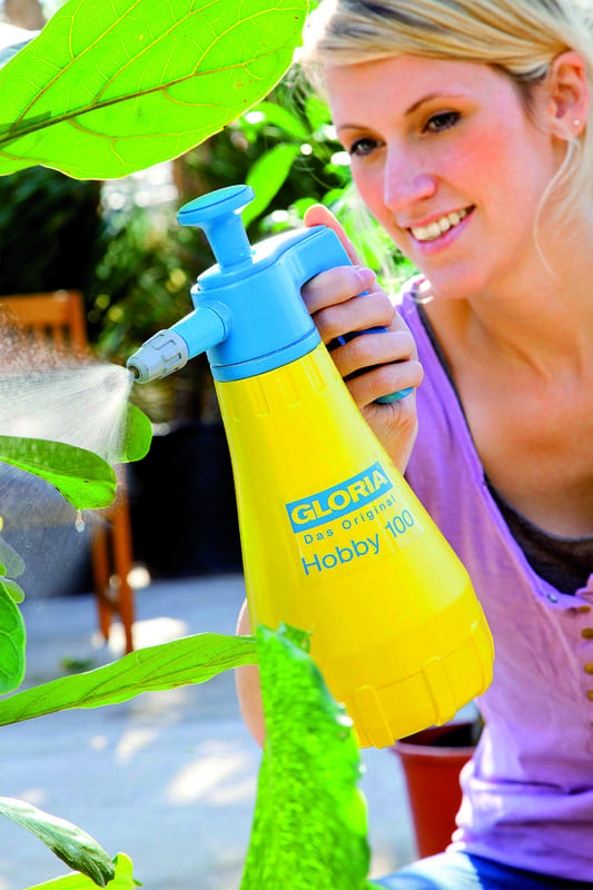Pflanzenspritze Gloria im Einsatz im Garten 