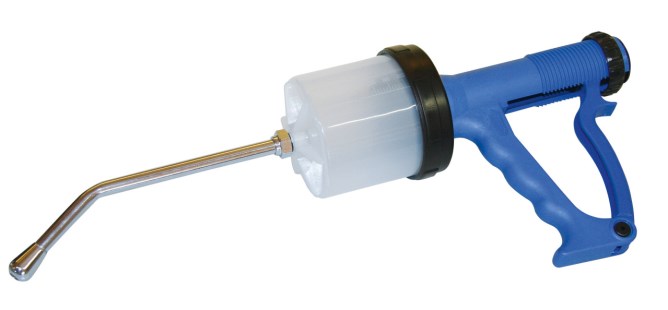 Der 300 Milliliter Kerbl Eingabespritze-Drencher mit blauem Griff, durchsichtigem Behälter und metallischer Spitze