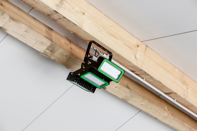 Die Kerbl LED-Leuchte MultiLED pro montiert an der Decke an einem Holzbalken