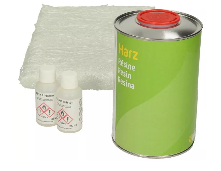 Reparatur-Set mit zusammengelegter Glasfasermatte, zwei kleinen Flaschen Härter und eine 1000 ml Dose Harz 