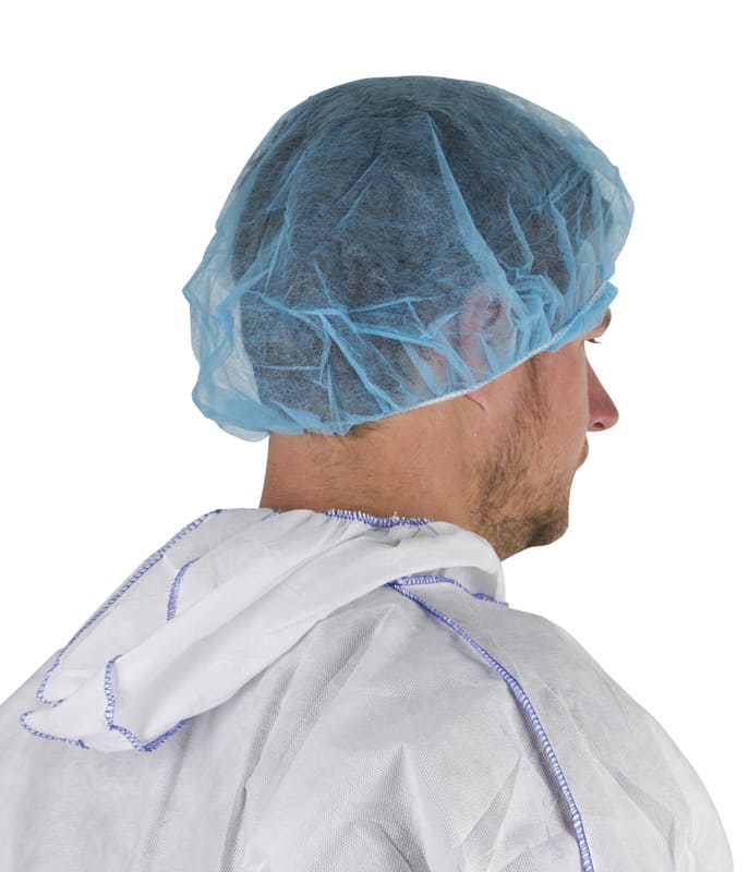 Blau-transparente Einmalhaube auf dem Kopf eines Mannes