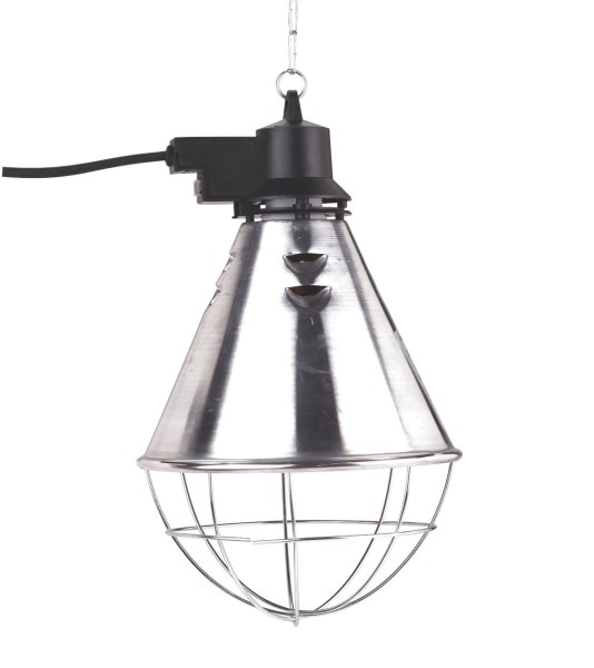 Das Kerbl Infrarot-Wärmestrahlgerät mit einem Alu-Lampenschirm, Schutzgitter, schwarzem Kabel und einer Kette