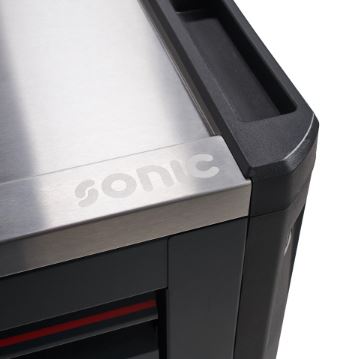 Sonic Logo auf der silbernen Ablageplatte des Werkstattwagens