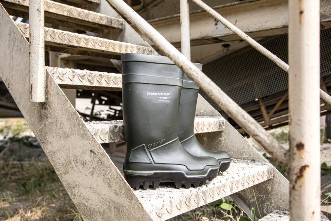 Dunlop Purofort Thermp auf Treppenstufe